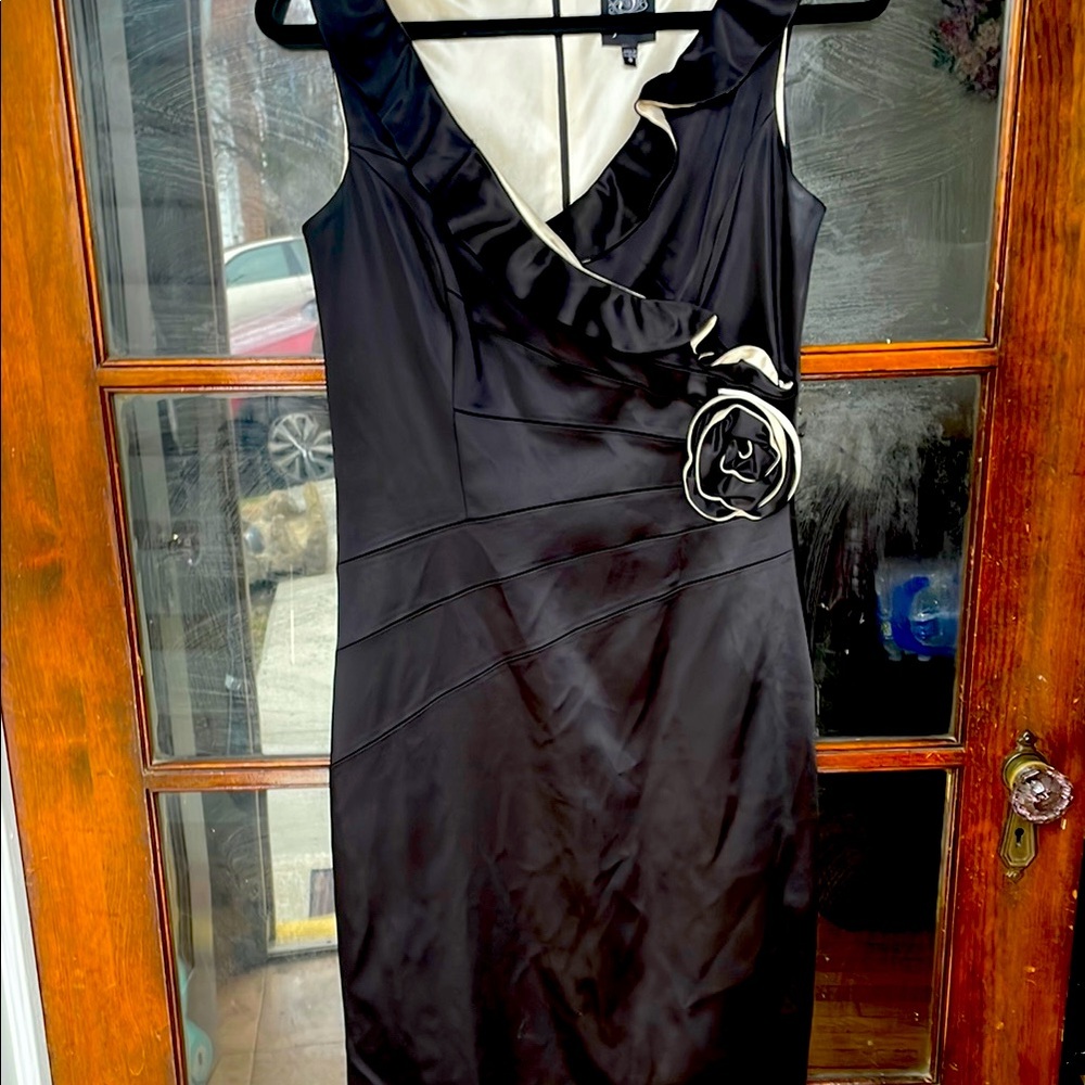 JAX VINTAGE  Black Dress with flower  detail